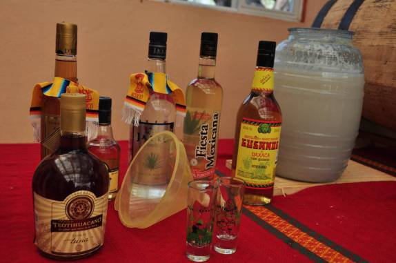 Tequila e Pulque, bebidas feita de diferentes tipos de maguey. Próximo às ruínas de Teotihuacán, ao norte da Cidade do México